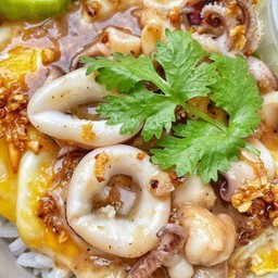 ข้าวไข่ข้นปลาหมึกทอดกระเทียม