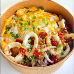 ข้าวไข่ข้นหน้าปลาหมึกคั่วพริกเกลือ