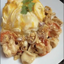 ข้าวไข่ข้นหน้าทะเลกระเทียม