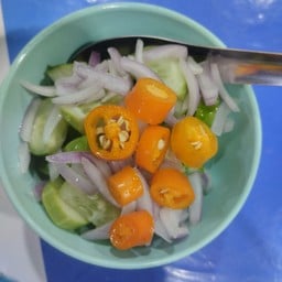 หมูสะเต๊ะแก้วขวัญ ตรงข้ามร้านพิซซ่า นานาเพลส