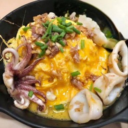 ข้าวไข่ข้นหน้าปลาหมึกกระเทียม