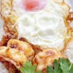 ข้าวราดกุ้งทอดกระเทียมไข่ดาว