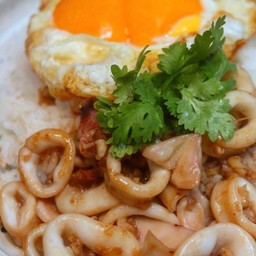 ข้าวราดปลาหมึกทอดกระเทียมไข่ดาว