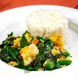 ข้าวราดใบเหลียงผัดไข่