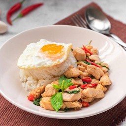 กระเพราไก่ชิ้น
