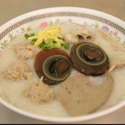 โจ๊กหมูเครื่องในไข่เยี่ยวม้า