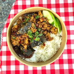 ข้าวราดกระเพราไข่เยี่ยวม้้า