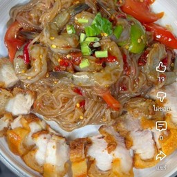 ใส่กุ้งสดและหมูกรอบ