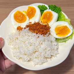 ข้าวบุก และ ไข่ต้ม + ผักกล่องสุ่ม และ น้ำพริกกล่องสุ่ม ( ผักและน้ำพริก แล้วแต่ที่จะมีในวันนั้นๆ )