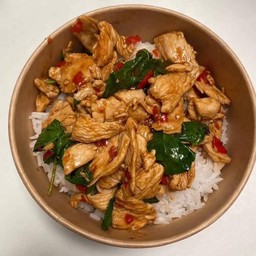 กะเพราไก่ชิ้นพริกแห้ง ราดข้าว