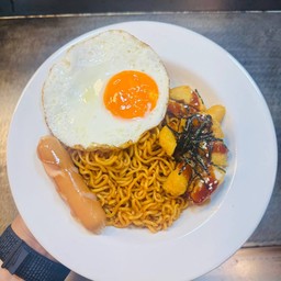 บะหมี่ไก่กรอบซอสเกาหลี Korean Crispy Chicken Noodles