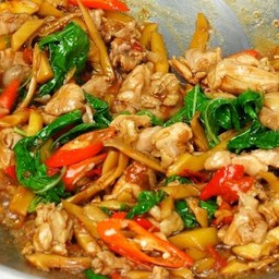 ข้าวกระเพราหน่อไม้ไก่ชิ้น
