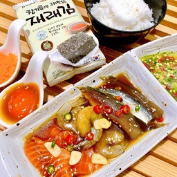 ชุดเซต แซลมอนดอง 3 ชิ้น + กุ้งดอง 3 ตัว + ปลาหลังเขียวดอง 3 ชิ้น + ไข่ดอง 1 + ไข่กุ้ง 1 + ข้าว และ สาหร่ายห่อข้าว