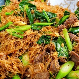 ผัดซีอิ๋วเส้นหมี่หมูชิ้น