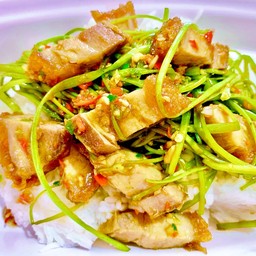 ผัดผักบุ้งฝอยหมูกรอบ ราดข้าว