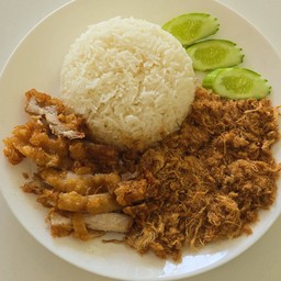 ข้าวไก่ทอด หมูหยอง เหล่ายิ่งเฮียง