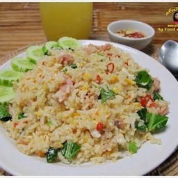 ข้าวผัดแหนมจานใหญ่