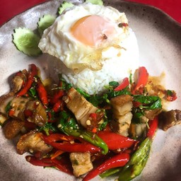 ข้าวราดผัดกระเพราหมูกรอบ