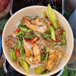 ข้าวผัดพริกแกงแกงเลือกเนื้อสัตย์