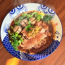 ก๋วยเตี๋ยวเรือน้ำตก ( เนื้อสด ลูกชิ้น )