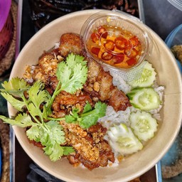 ข้าวหมูสามชั้นทอดน้ำปลา