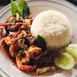 ข้าวผัดพริกแกงรวมมิตร