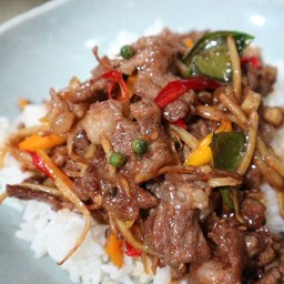 ผัดเผ็ดเนื้อราดข้าว
