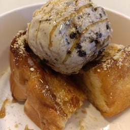 Crazy Toast ตลาดต้นไทรแบริ่ง
