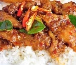ผัดพริกแกงเนื้อราดข้าว