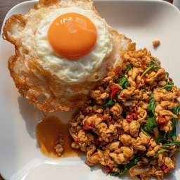 ข้าวราดกะเพราหมูสับ+ไข่ดาว Rice+saute'leaf basil with pork+fried egg