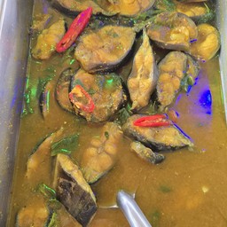 แกงคั่วพริกปลาดุกใบยี่ร่า