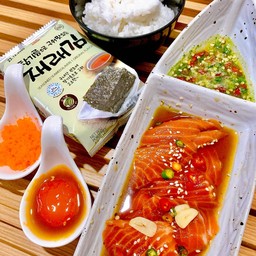 ชุดเซต แซลมอนดอง10ชิ้น+ข้าว+สาหร่ายห่อข้าว+ไข่แดงดอง