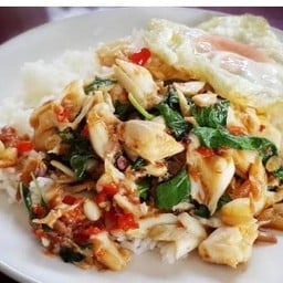 กระเพราปูก้อนราดข้าว
