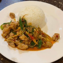 ข้าวผัดพริกแกงไก่