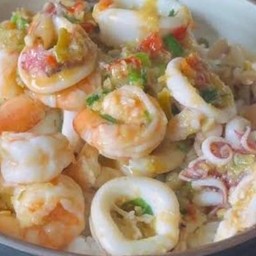 ข้าวกุ้งปลาหมึกคั่วพริกเกลือไข่ดาว