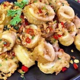 ข้าวปลาหมึกคั่วพริกเกลือไข่ดาว