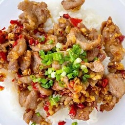 ข้าวหมูคั่วพริกเกลือไข่ดาว