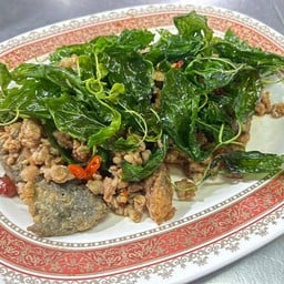 ไข่เยี่ยวม้ากระเพรากรอบ