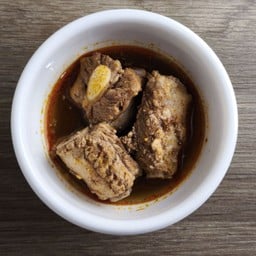 ซี่โครงหมู 3 ชิ้นในซุปน้ำเงี้ยว