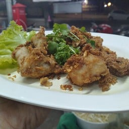 ปลากระพงทอดกระเทียม