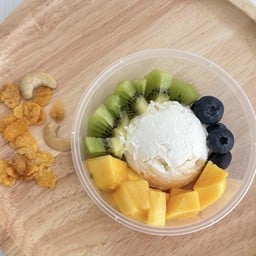 Greek yogurt x มะม่วง x กีวี่ x บลูเบอร์รี่