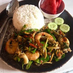 ข้าวราดผัดกระเพรากุ้ง