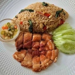 ข้าวกะเพราคลุก หมูกรอบเยอรมัน