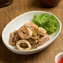 ก๋วยเตี๋ยวคั่ว ทะเล (กุ้งแชบ๊วย, หมึกสด) + หมึกกรอบ D