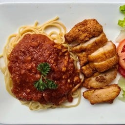 สปาเก็ตตี้ซอสหมูสับ + ไก่ทอด