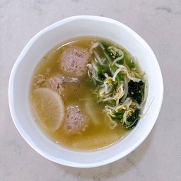 Chicken Soup with Minced Pork balls  (ชุปไก่ -หมูก้อน)