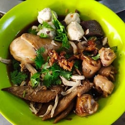 ก๋วยเตี๋ยวไก่มะระ ไก่ตุ๋น,ฉีก เจ้าเก่าหน้าโรงแรมดาร์ลิ่งอิน