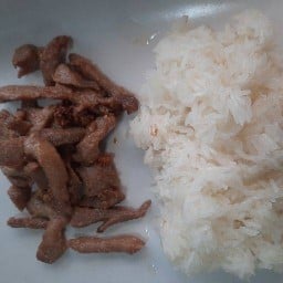 ข้าวเหนียวหมูทอด เจ๊หนึ่ง