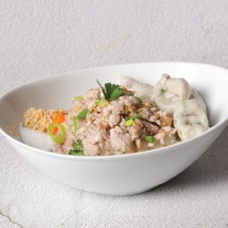 ก๋วยเตี๋ยวพิเศษหมูสับลูกชิ้นปลา
