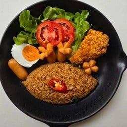 ข้าวผัดน้ำพริกเผา ไก่กรอบ ไข่เค็ม